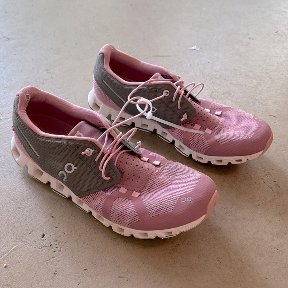 Women’s On Cloud pink shoes size 11